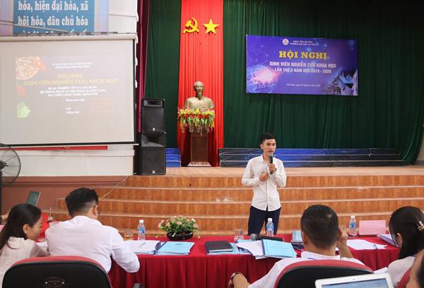 ​​​​​​​Nguyễn Văn Mão trình bày đề tài tại Hội nghị Sinh viên nghiên cứu khoa học cấp trường năm học 2019 - 2020
