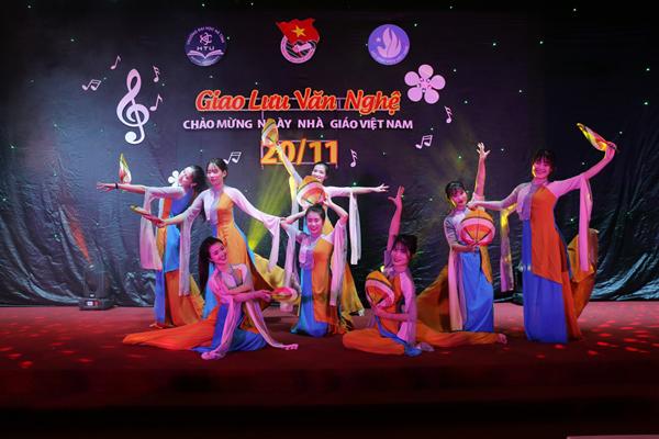 Đoàn trường Đại học Hà Tĩnh: Tổ chức chương trình giao lưu văn nghệ Chào mừng ngày Nhà giáo Việt Nam.