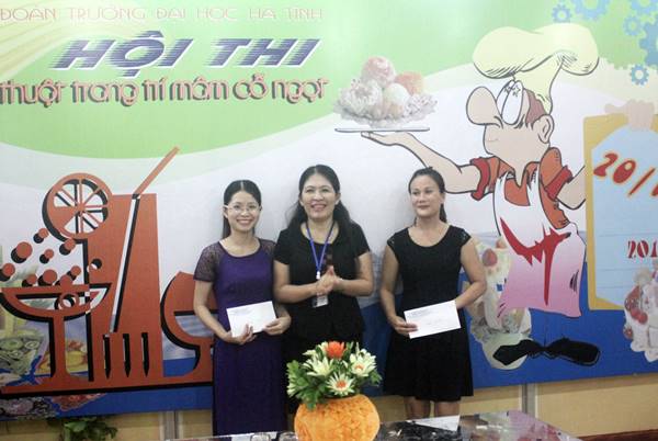 ThS Lê Thị Hường – Phó Hiệu trưởng trao giải Nhì cho các Công đoàn