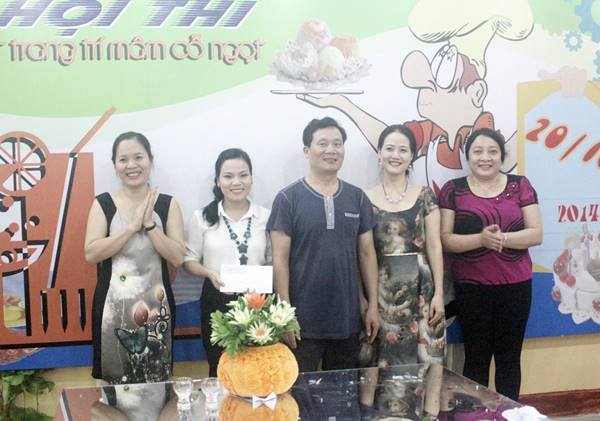 Bà Trần Thị Thủy – Phó Ban nữ công, Liên đoàn lao động tỉnh Hà Tĩnh trao giải nhất cho Công đoàn Khoa Sư phạm Tiểu học Mầm non