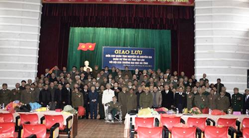 Giao lưu giữa quân tình nguyện và chuyên gia quân sự tỉnh Hà Tĩnh giúp cách mạng Lào và Hội CCB trường Đại học Hà Tĩnh tháng 12 năm 2011