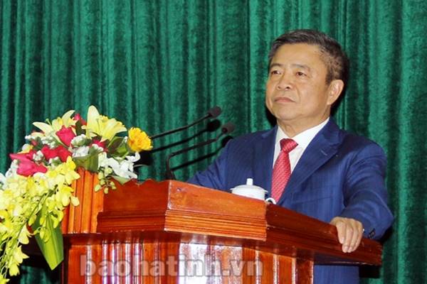 Chủ tịch tỉnh Võ Kim Cự báo cáo tình phát triển kinh tế- xã hội của tỉnh năm 2014 và chỉ tiêu chủ yếu phát triển kinh tế - xã hội năm 2015
