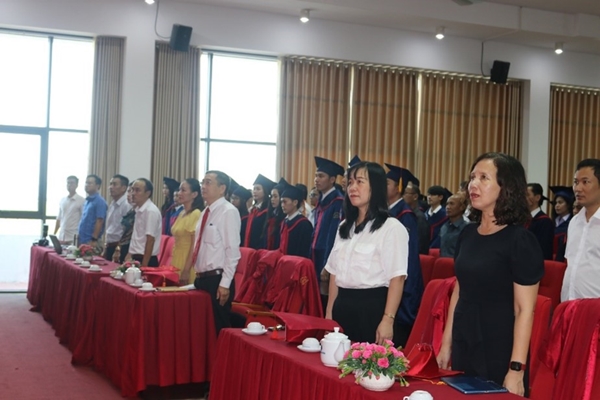 Trường Đại học Hà Tĩnh tổ chức lễ tổng kết và trao bằng tốt nghiệp năm học 2021-2022