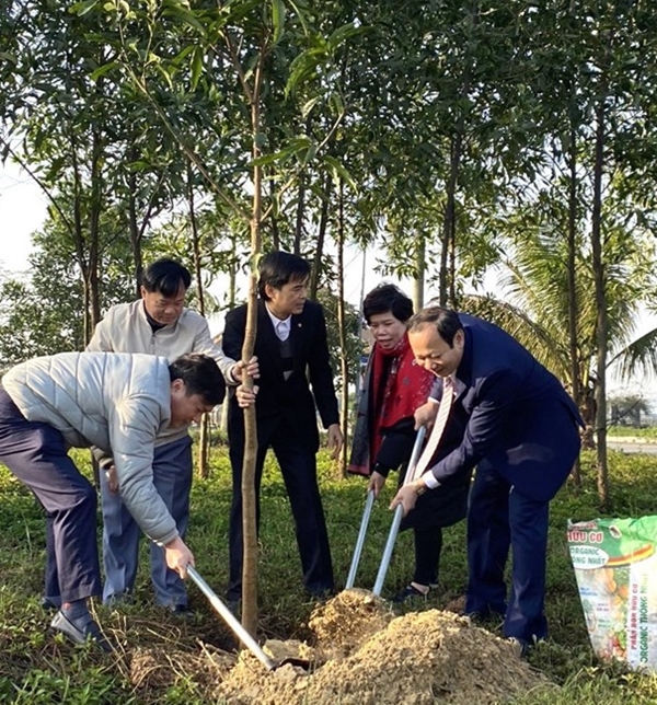 Trường Đại học Hà Tĩnh ra quân trồng cây đầu Xuân Quý Mão