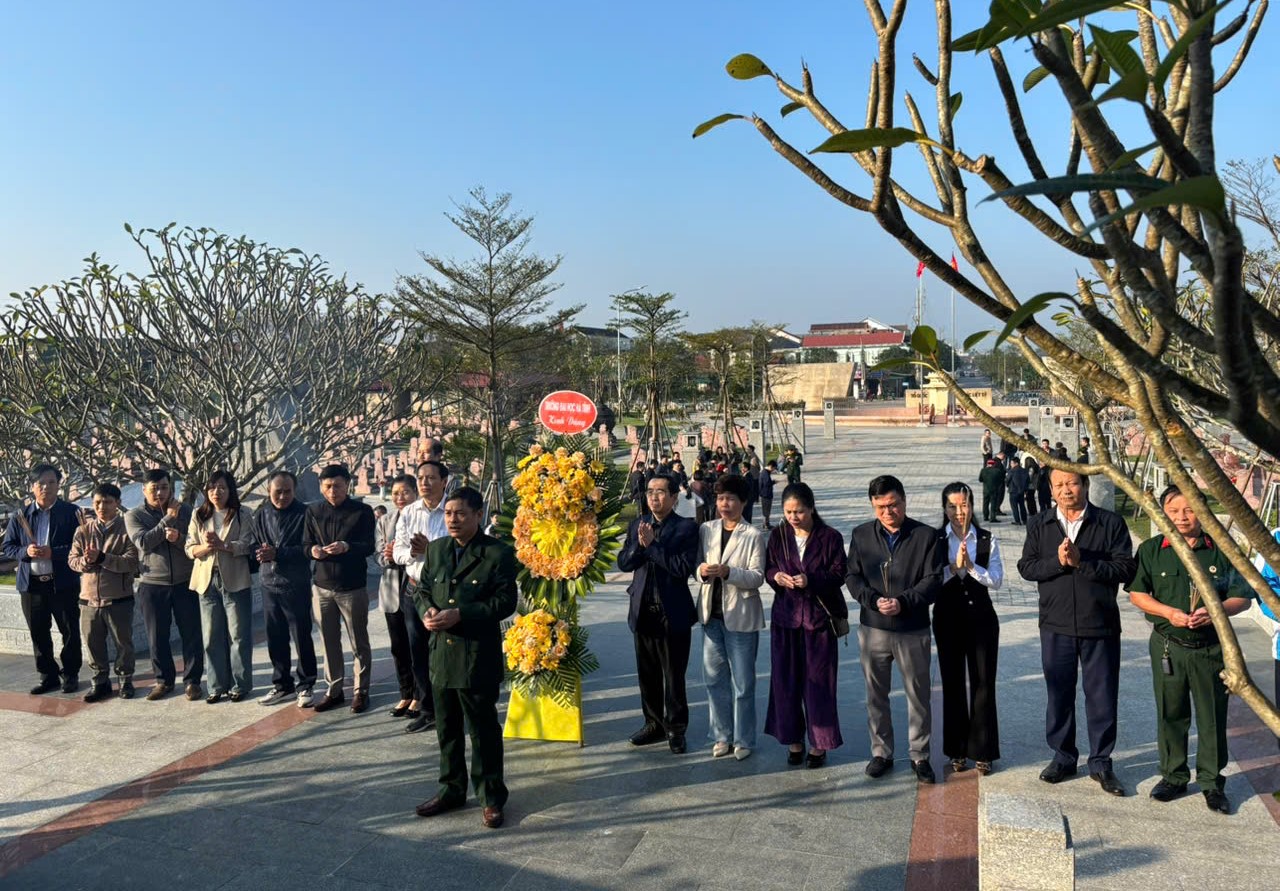 Trường Đại học Hà Tĩnh dâng hương tri ân các Anh hùng Liệt sĩ tại Nghĩa trang Núi Nài
