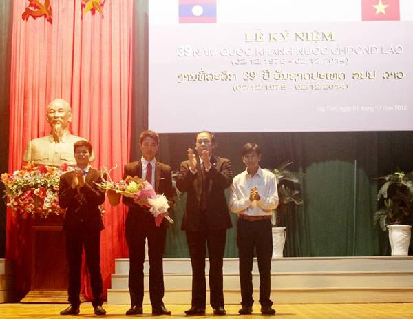 GS.TS Nguyễn Văn Đính tặng hoa chúc mừng các em Lưu học sinh Lào