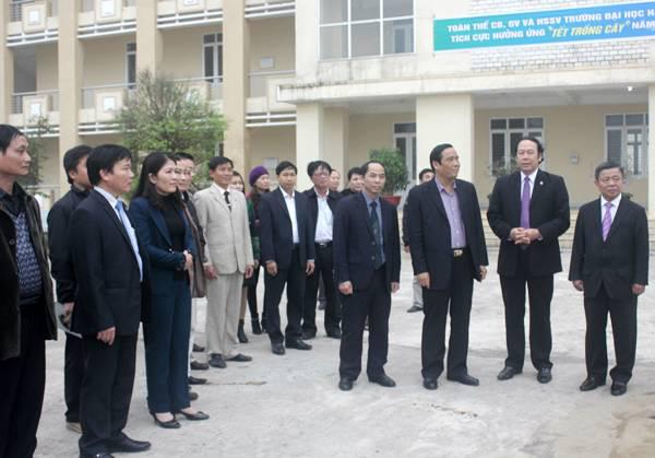 GS.TS Nguyễn Văn Đính – Hiệu trưởng báo cáo về phong trào trồng cây tại Trường