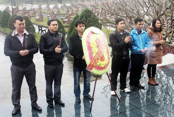 Trước khi bước vào đại hội chính thức Đoàn đã đến thắp hương tưởng niệm tại Nghĩa trang Liệt sĩ Núi Nài – TP Hà Tĩnh