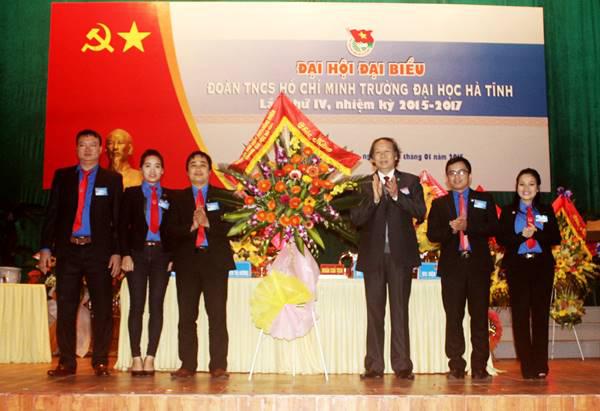 GS.TS Nguyễn Văn Đính tặng hoa chúc mừng đại hội