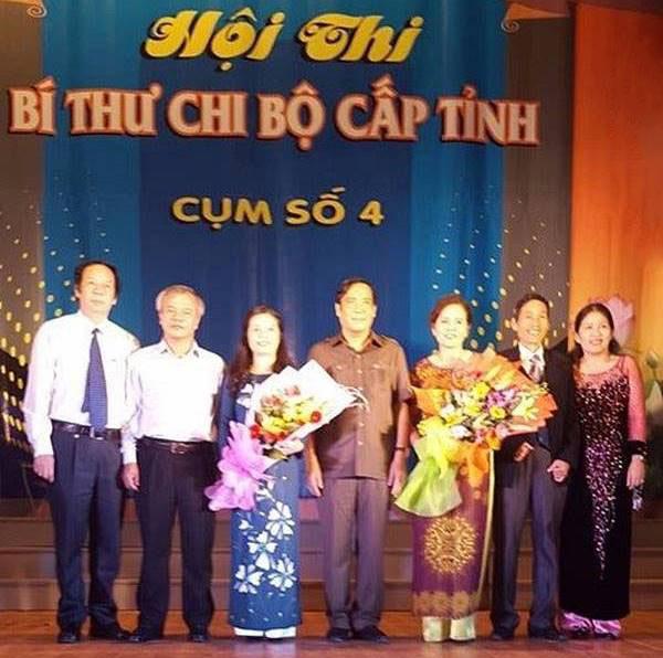 Thí sinh Nguyễn Thị Én và Trần Thị Kim Hiền chụp ảnh cùng Ban Tổ chức và Ban Giám hiệu nhà trường.