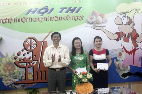 ThS Hoàng Kim Thuật – Chủ tịch Công đoàn Trường trao giải Ba cho các Công đoàn