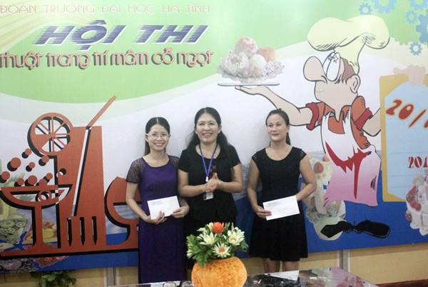 ThS Lê Thị Hường – Phó Hiệu trưởng trao giải Nhì cho các Công đoàn