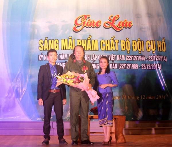 Sinh viên Lào tặng hoa cảm ơn thầy Hiệu trưởng và cũng là CCB quân tình nguyện giúp cách mạng Lào