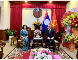Lãnh đạo Trường Đại học Hà Tĩnh thăm, chúc mừng Tổng Lãnh sự quán Lào tại Đà Nẵng nhân kỷ niệm 47 năm Quốc khánh Nước CHDCND Lào