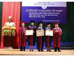 Trao bằng tốt nghiệp ngành Kế toán hệ VHVL