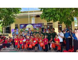 Hội Sinh viên Trường Đại học Hà Tĩnh mang Tết Trung thu sớm đến với trẻ em vùng biên